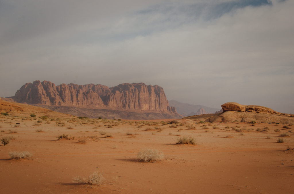 Hiking Wadi Rum, Jordan: A Hiking Tour with Bedouin Directions in the protected wilderness of Wadi Rum, Jordan | #wadirum #jordan #hikingtour #deserthike #familyholiday #driftwoodsfamily